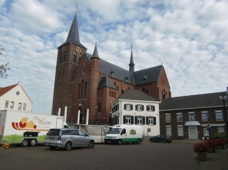 Leudal NL : Ortsteil Neer, Kerkplein, mit Blick auf die neugotische Kirche St. Martin. Im Vordergrund ist das ehem. Gemeindehaus ( weißes Gebäude ) zu sehen.